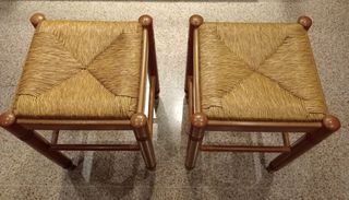 Mesa de cocina con taburetes.