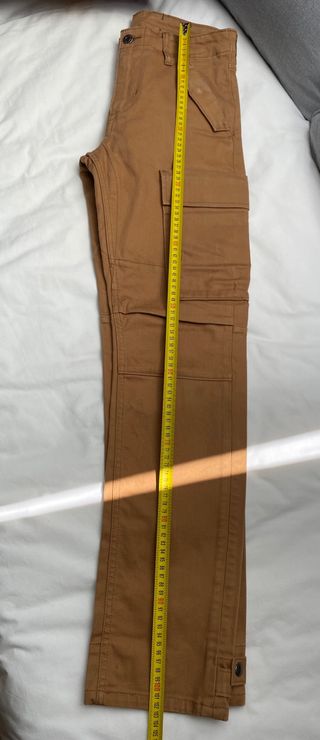 Pantalón Levis cargo color camel.