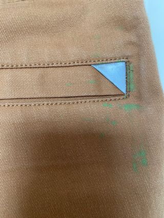 Pantalón Levis cargo color camel.