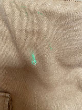 Pantalón Levis cargo color camel.