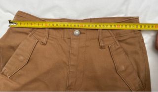 Pantalón Levis cargo color camel.