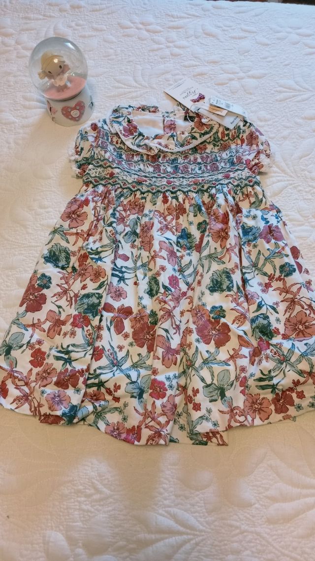 Precioso vestido bordado a mano y forrado, ideal.