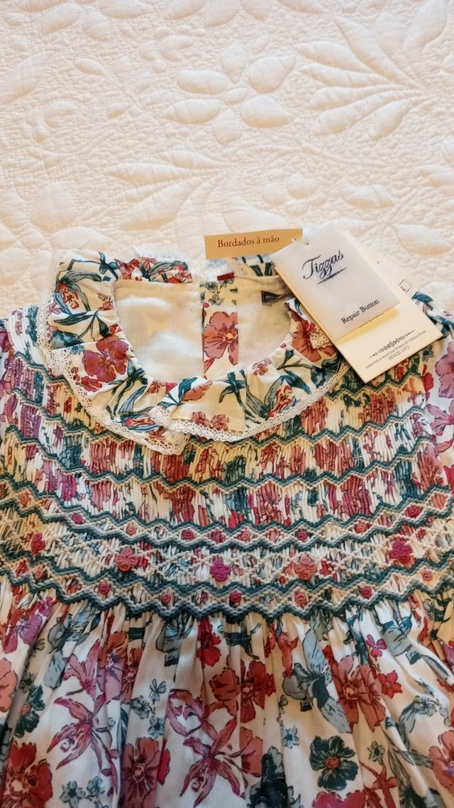 Precioso vestido bordado a mano y forrado, ideal.