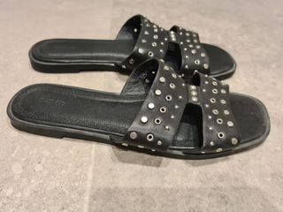 Sandalia plana tachuelas