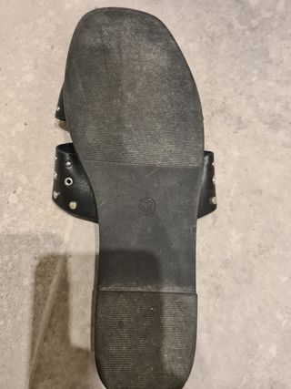 Sandalia plana tachuelas