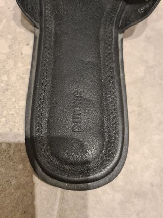 Sandalia plana tachuelas