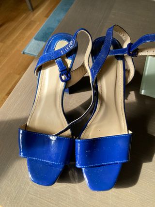 Sandalias fiesta color azul marca Uterqüe 