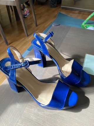 Sandalias fiesta color azul marca Uterqüe 