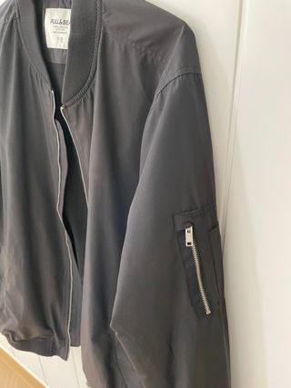 Cazadora chico Pull&Bear negra