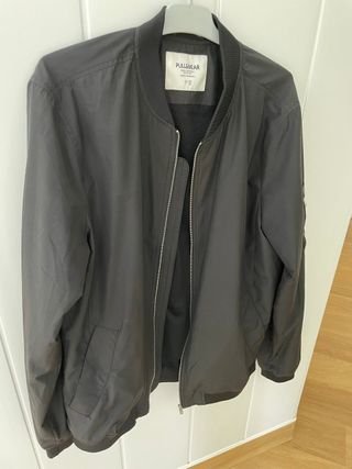 Cazadora chico Pull&Bear negra