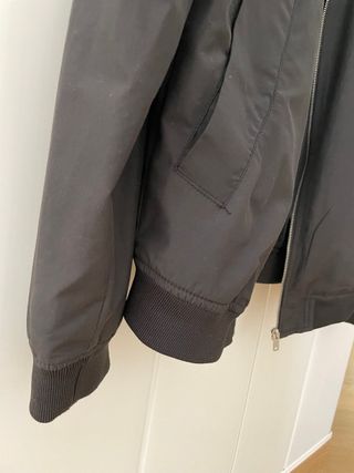 Cazadora chico Pull&Bear negra