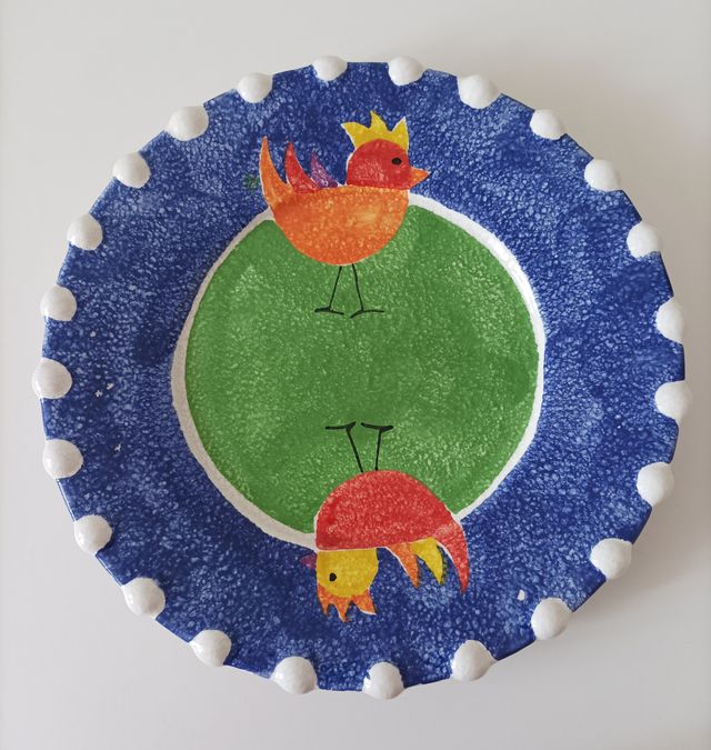 piatto decorato in ceramica