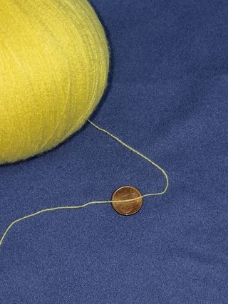 Ovillos de hilo de lana amarillo para ganchillo