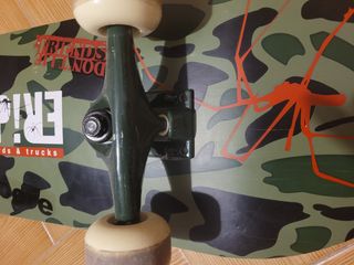 Monopatín Skateboards & Trucks.