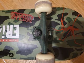 Monopatín Skateboards & Trucks.
