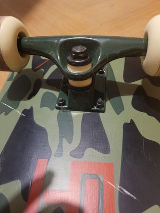 Monopatín Skateboards & Trucks.