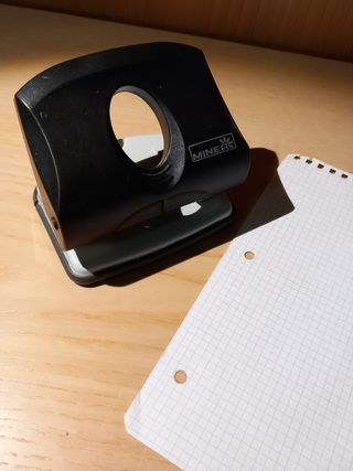 Fustella perforatrice a 2 buchi.