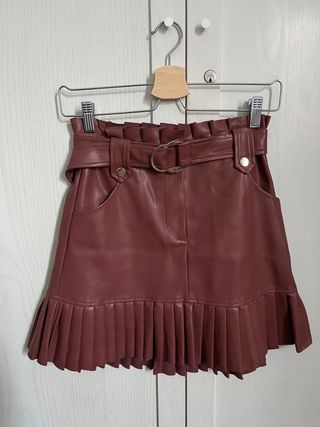 Falda corta polipiel marrón tablas Zara XS