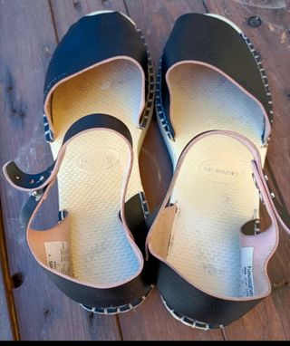 Sandálias menorquinas pretas. Havaianas