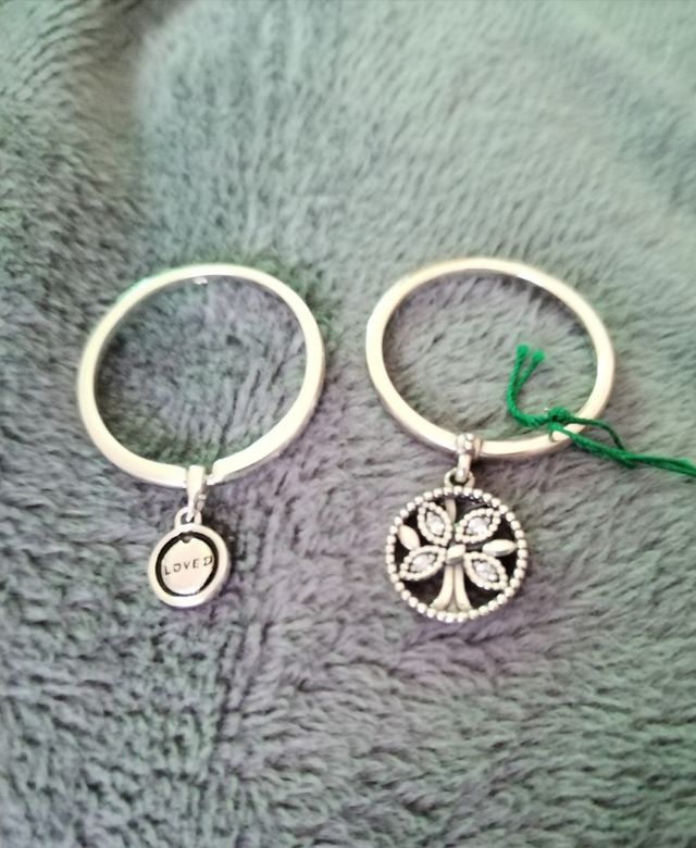 Anillos con detalle colgante de plata