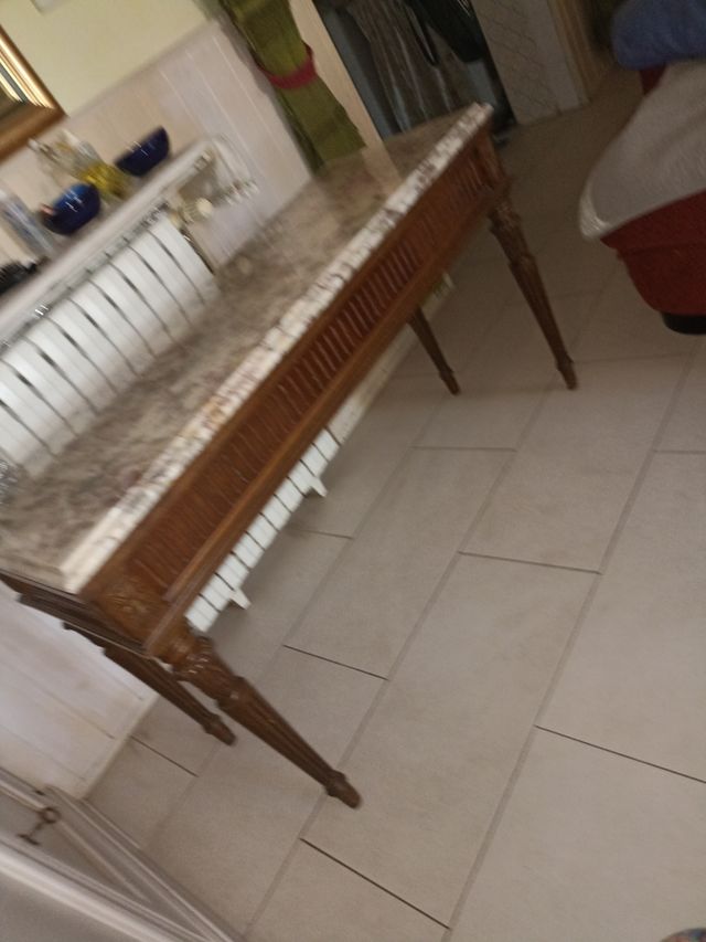 Mesa antigua con tablero de mármol.