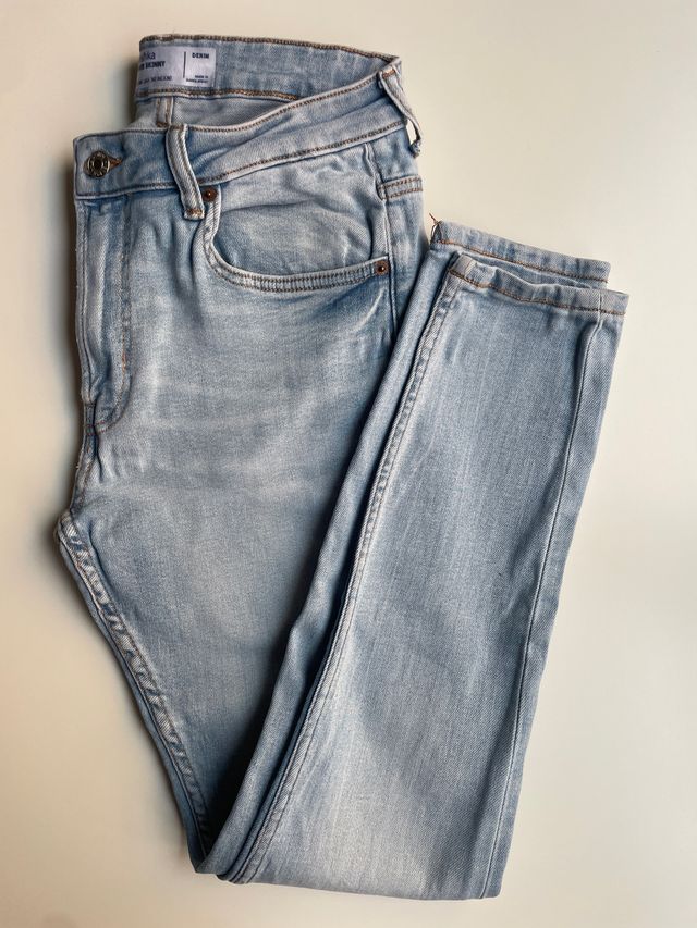 Pantalón vaquero súper skinny en color azul claro