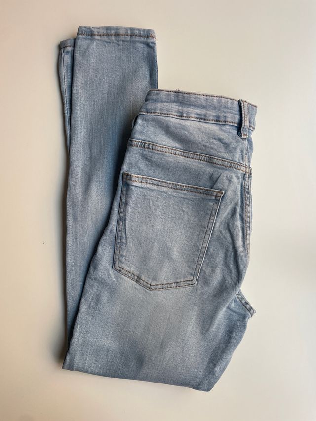 Pantalón vaquero súper skinny en color azul claro