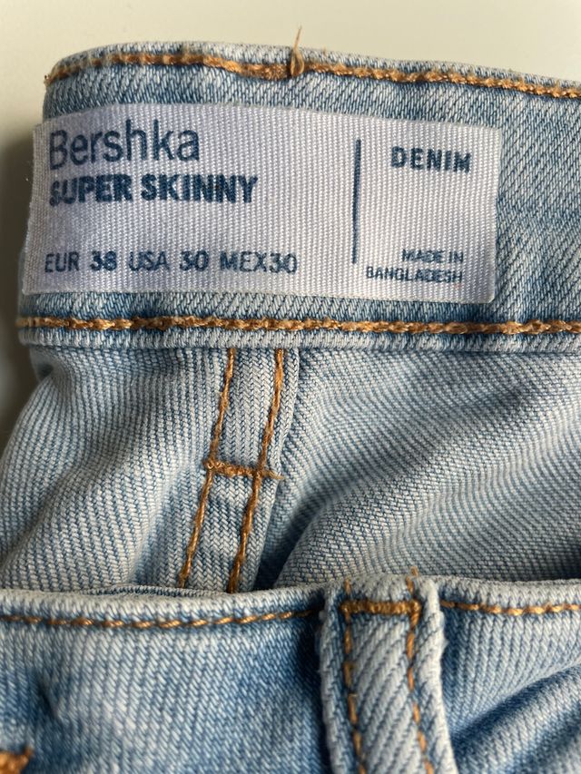 Pantalón vaquero súper skinny en color azul claro