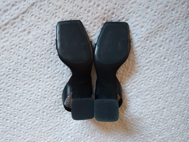 Sandalias de piel y tacón ancho de Zara
