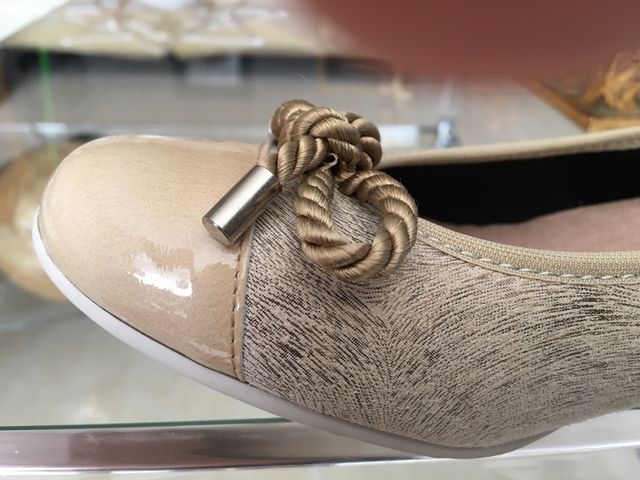 Zapato de puntera y talón en charol color crema P