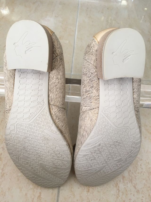 Zapato de puntera y talón en charol color crema P