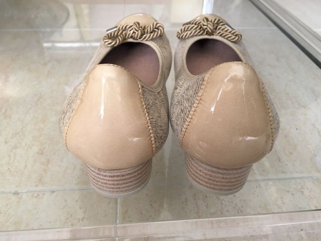 Zapato de puntera y talón en charol color crema P