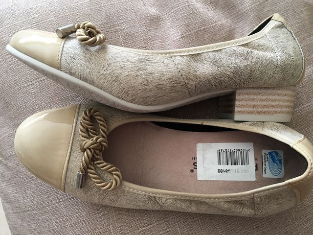 Zapato de puntera y talón en charol color crema P