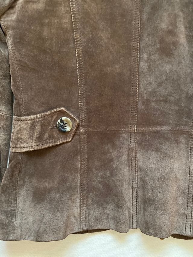 Chaqueta de piel ante marrón, entallada.