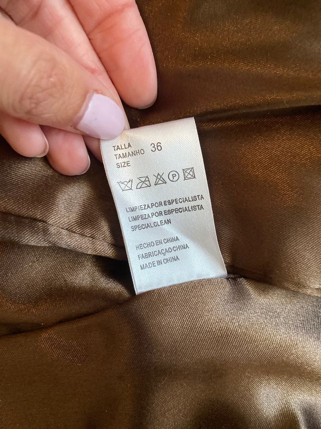 Chaqueta de piel ante marrón, entallada.