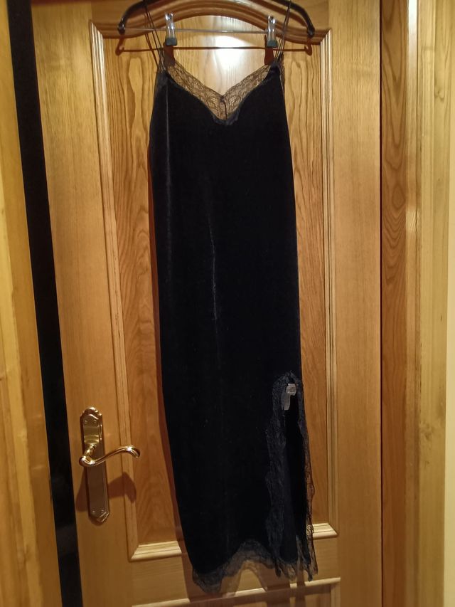 Vestido lencero largo terciopelo negro de Bershka