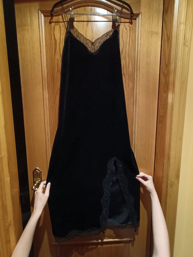 Vestido lencero largo terciopelo negro de Bershka