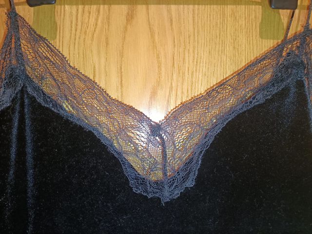 Vestido lencero largo terciopelo negro de Bershka