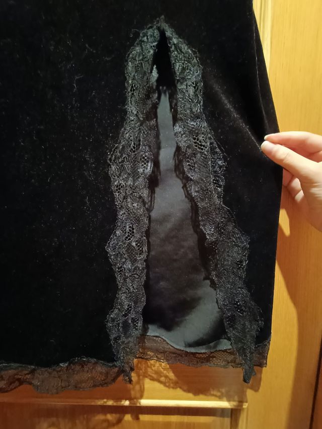 Vestido lencero largo terciopelo negro de Bershka