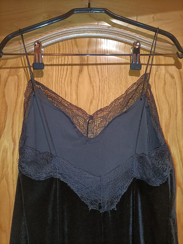 Vestido lencero largo terciopelo negro de Bershka