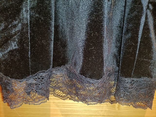 Vestido lencero largo terciopelo negro de Bershka