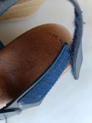 Sandalias piel con cuña.