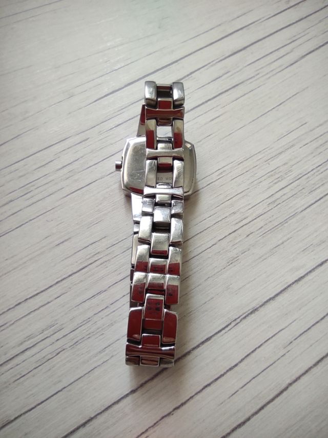 Reloj Lotus mujer. Pantalla morada