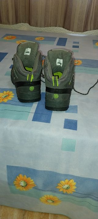 Botas de montaña nuevas