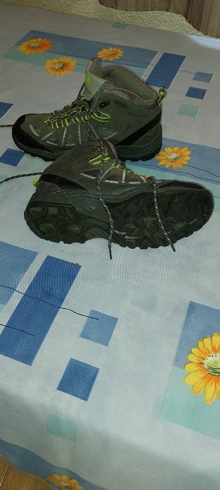 Botas de montaña nuevas