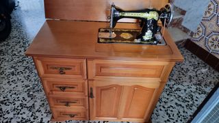 Maquina de coser antigua Mercedes con mesa