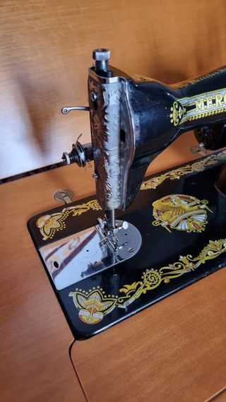 Maquina de coser antigua Mercedes con mesa