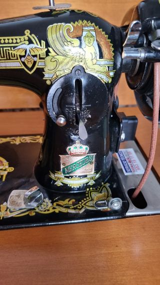 Maquina de coser antigua Mercedes con mesa