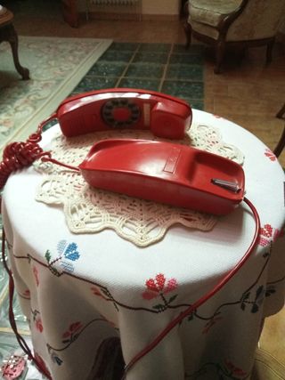 teléfono clásico rojo de góndola con dial giratori