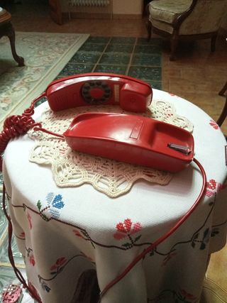 teléfono clásico rojo de góndola con dial giratori